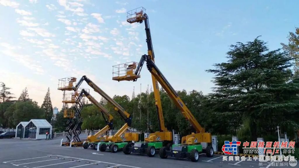 采访刘总前，记者先是去上海某大型场馆的建设工地，与施工方交流高空作业平台的应用情况。当时，几十台身着“徐工金”涂装的机器格外亮眼，它们伸展大臂，摆开阵势，正在紧张有序地进行建筑物外立面幕墙的安装施工。这些高空作业平台以灵活性和高效性，逐步替代了传统的施工方式，成为了我国高层建筑幕墙施工的主力军。