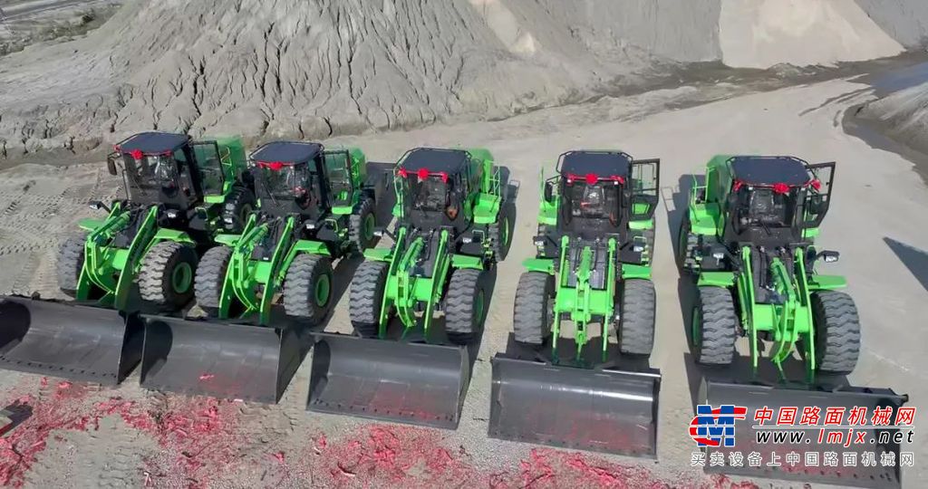 该客户与柳工的合作由来已久，柳工3台燃油装载机为客户一路驰骋、征战矿山提供了强大的支撑。随着电动时代的到来，柳工销售团队深入了解客户的需求，通过耐心的解答让客户对柳工电动装载机有了更深入的了解，为其量身定制了个性化的解决方案。经过前期6台柳工电装的使用，该客户毅然做出了批量采购的重大决策。这一行动的背后，凝聚着客户对柳工品牌的高度认可与坚定信赖。