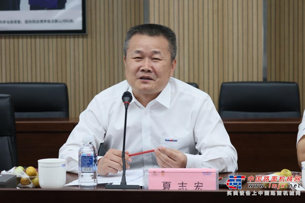 在挖掘机装配车间，结合展板和生产线介绍，张晔主席详细听取了山河智能“一点三线”产业布局和挖掘机生产装配流程，并在现场重温了习近平总书记考察山河智能的重要讲话精神。
