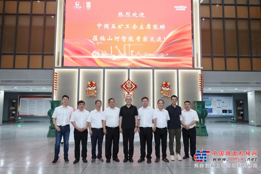 在企业文化展厅，张晔主席详细了解了山河智能的企业文化、发展历程、先导式创新模式、产品集群及山河智能创始人何清华教授的奋斗经历与家国情怀，真切感受山河智能多年来扎根实业、专注创新的精神。