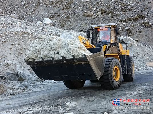 柳工装载机助力独库公路雪崩抢险