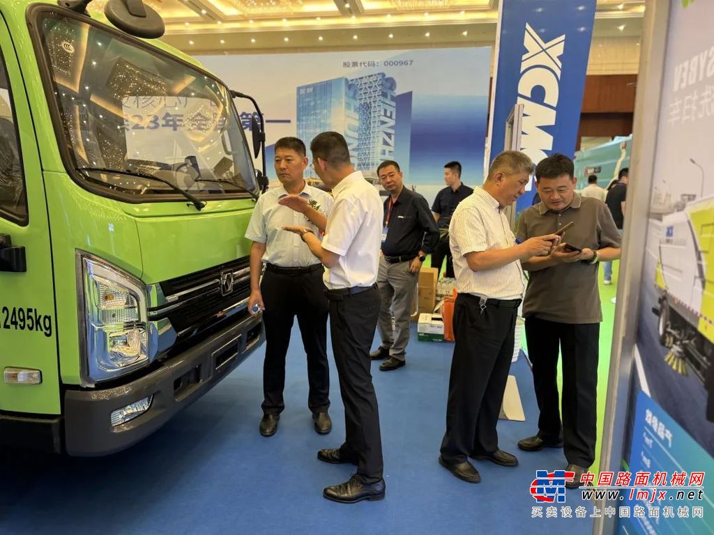 展会现场，徐工新能源环卫设备吸睛无数，其低噪音、高效能的卓越作业性能迅速成为焦点，高端大气的产品外观吸引众多行业客户驻足，赢得参观者的青睐。
