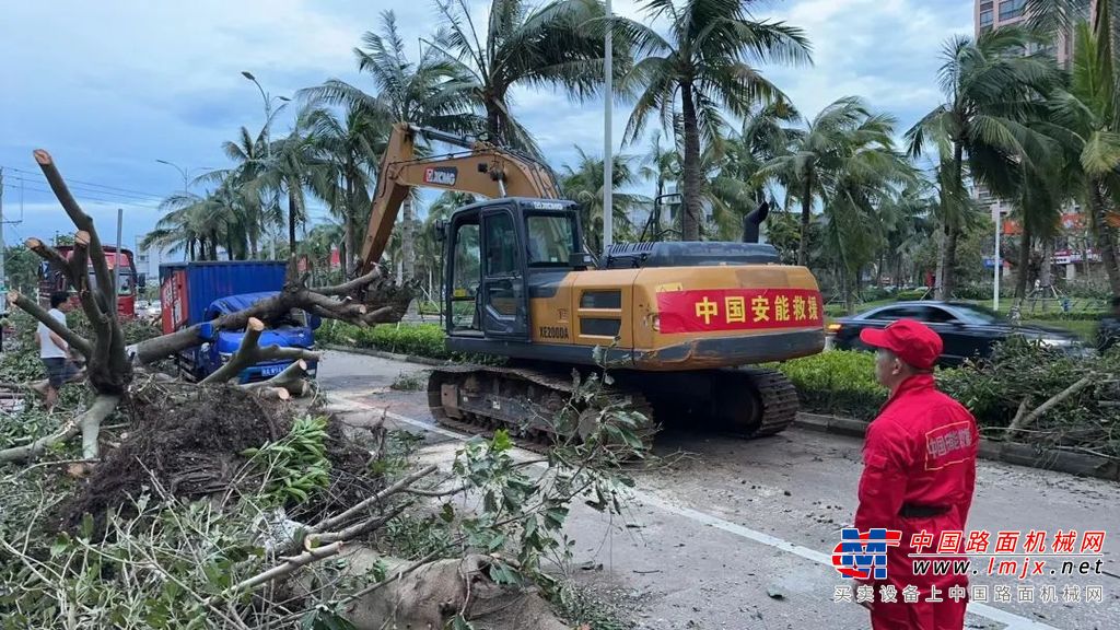 台风退却，海南重建之路开启。徐工起重成立专项服务队，挺身而出，协调起重设备，迅速抵达灾区，清扫段木、水电网基础设施的恢复工作。