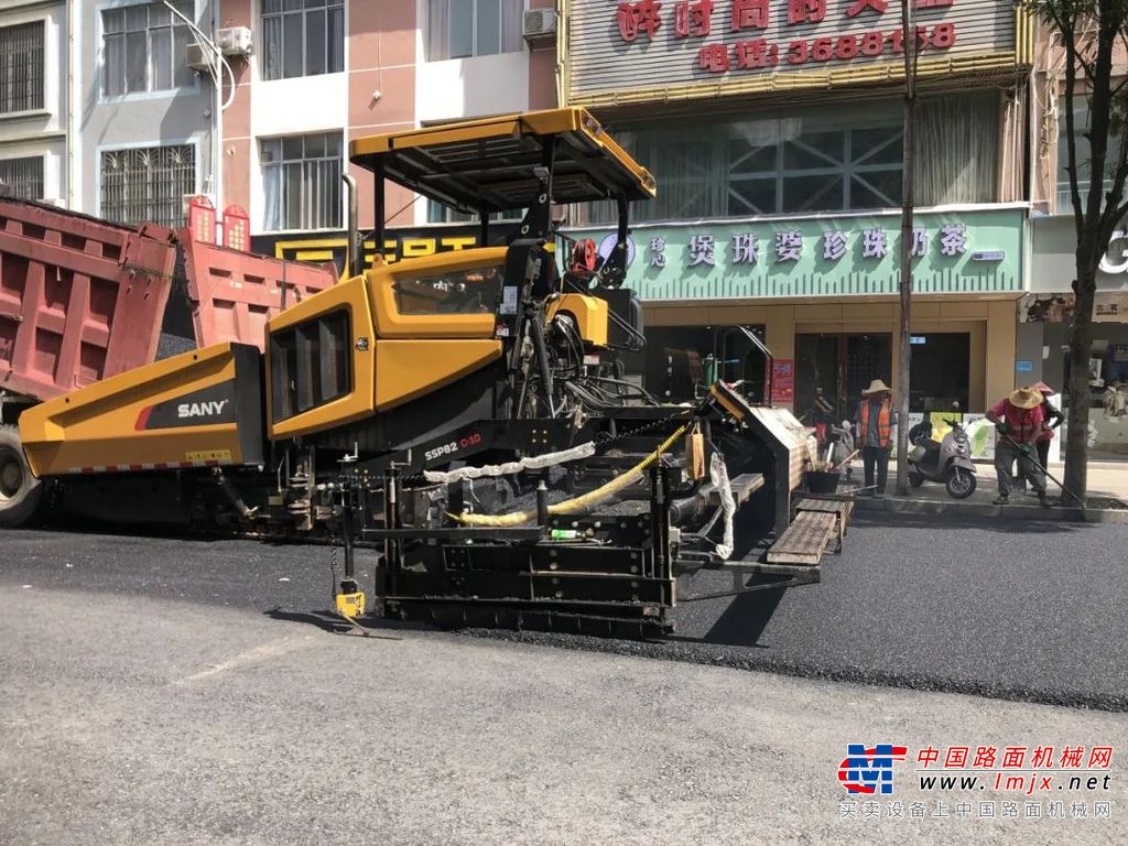 在本次市政道路施工过程中，三一SSP82C-10全伸缩摊铺机凭借精准的控制系统和强大的摊铺能力，实现8米摊铺一次成型，摊铺厚度为4公分，展现了前所未有的施工精度与效率。