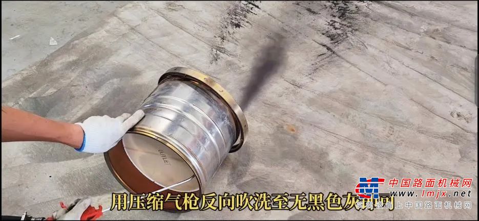 2.拆机罩上盖板的 6 个固定螺栓，移除机罩盖板。
