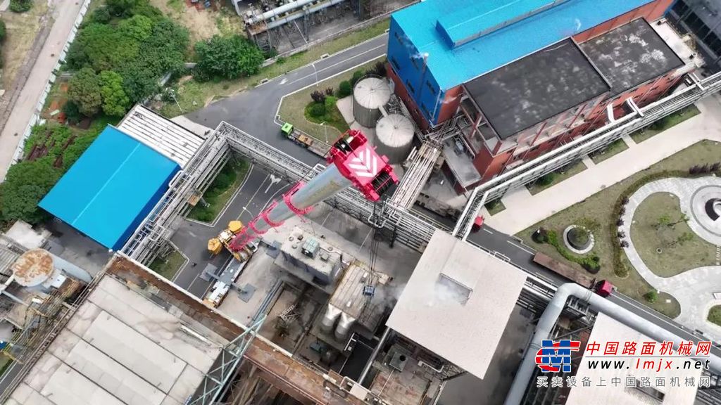 本次吊装的环保储能罐重43t，作业幅度约40m，采用主臂+超起工况，出臂72.2m。