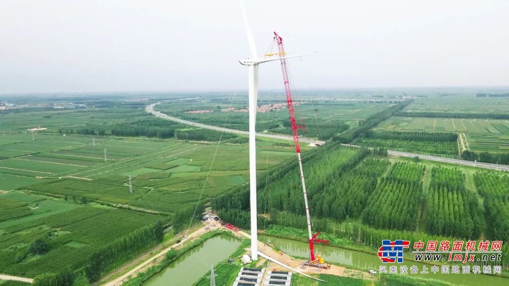 超起打开角度25°(15°/25°/35°三档可调)，可降低超起与建筑干涉、碰撞的风险。