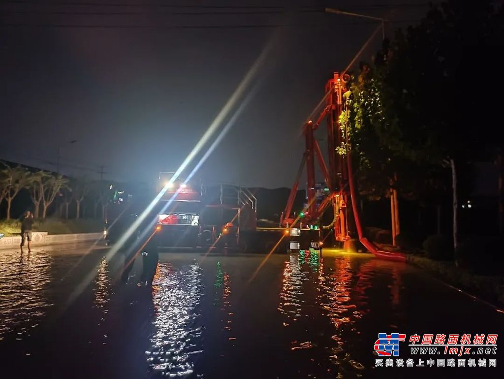 	三龙支河是一条萧县城区内的老河道，经县城涵洞汇入龙河，平日水量较小。受“贝碧嘉”影响，三龙支河河道水位骤升，几乎与地面齐平，河水漫过河堤流入旁边马路、居民区等。