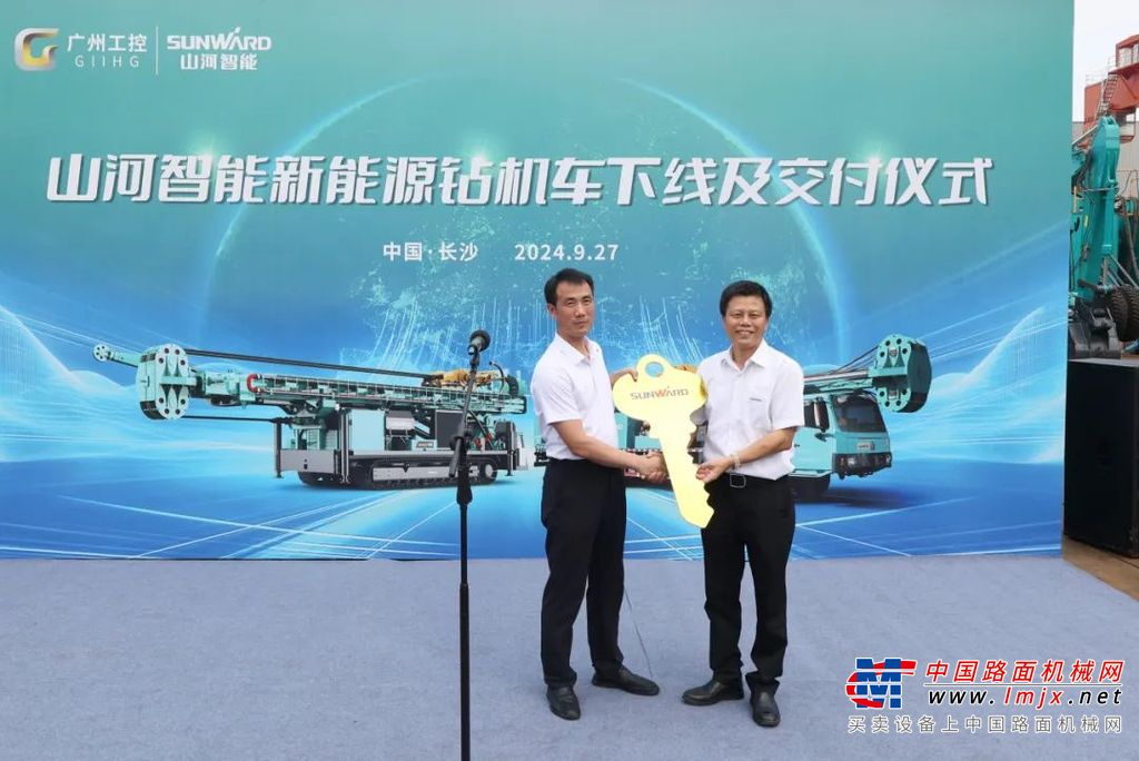 SWPDT135车载钻机与SWPDC110履带钻机是山河智能工研院针对矿山应急抢险救援、煤层气钻井、页岩气开发、石油天然气勘探开发、地热钻井、地矿钻探、钻水井以及其它复杂地层钻探等应用场景而开发的具备国际一流水平的智能化钻机产品。
