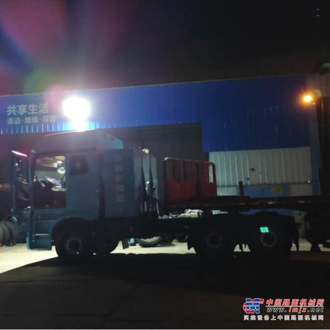	凌晨12点半的配件订单、早上6点至晚上11点的跟车服务、200公里外的道路救援，他随叫随到、及时解决的极致服务体验，让客户们赞不绝口。