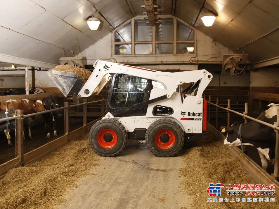 本次展会，四川美西动力科技有限公司携带的山猫S590、S510、S70三款滑移装载机受到现场观众的广泛关注。															设备									型号															额定功率									kW															设备自重									kg															额定载荷									kg															液压流量									L/min																			S590															50.7															2708															953															101.1																			S510															36.5															2343															810															64.7																			S70															17.2															1154															362															37.1