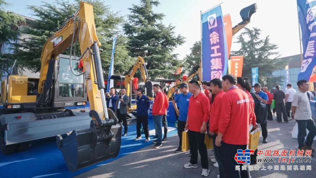 作为工程机械领军企业，徐工在此次大会展出微挖、电挖、轮挖等多款匠心之作，不仅彰显了徐工对于品质和创新的不懈追求，更为参会者带来了一场视觉与心灵的双重盛宴。