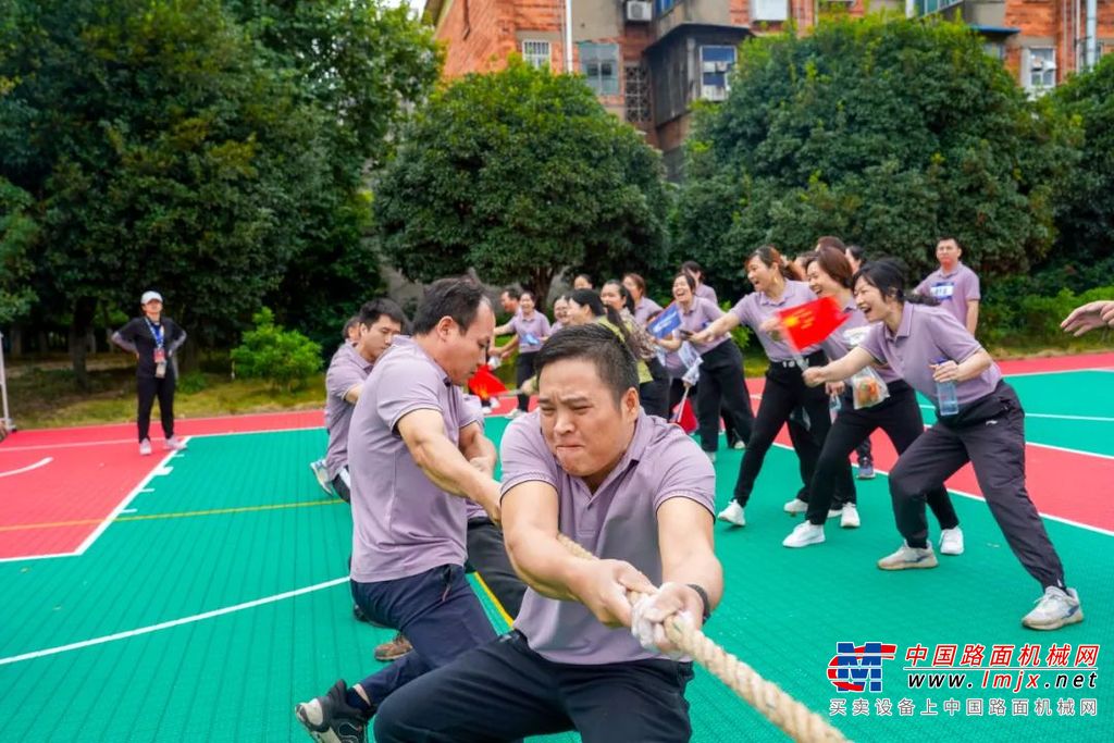 	随着国旗、柳工旗、各单位等方队迈着整齐、坚定的步伐，喊着嘹亮的口号依次入场，运动会在热烈而庄重的氛围中拉开序幕。广西柳工机械股份有限公司党委副书记、纪委书记、工会主席李于宁主持开幕式。