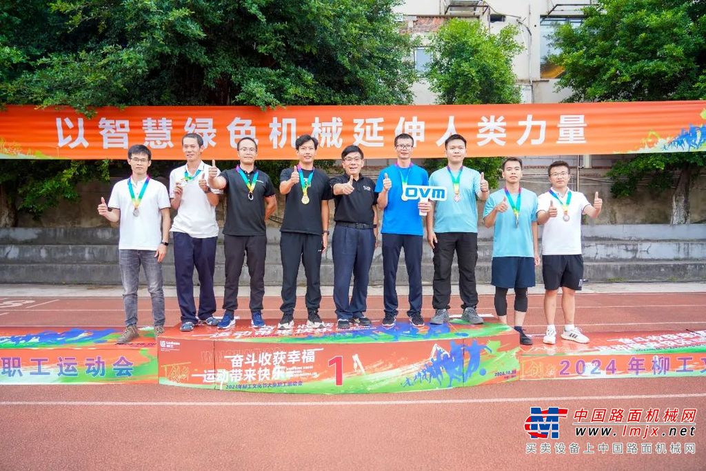 在拔河比赛中，双方队员紧握绳索，脚跟紧抵地面，身体向后倾斜，形成了一道坚固的人墙。随着裁判的一声哨响，双方队员瞬间爆发出惊人的力量，绳索在两队之间来回拉扯，场面异常激烈。“加油！加油！加油！”观众们的加油声、呐喊声此起彼伏，为运动员们注入了无穷的动力。