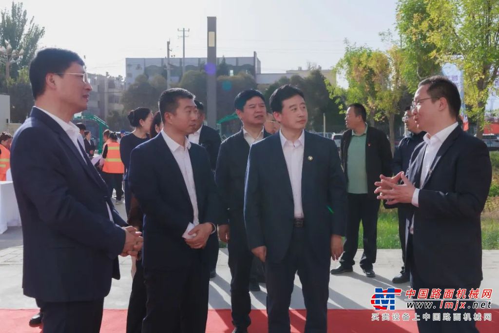洛浦县住建局党组成员、副局长赵佳鹏也在致辞中表达了对北汽福田的感谢与认可。他表示，洛浦县的发展得到了北京市援疆和田指挥部的大力支持。先进的技术和理念，为洛浦县的发展注入了强大的动力。北汽福田作为中国商用车领军企业，一直以来以其卓越的产品质量和优质的服务赢得了广泛的赞誉。此次交付的环卫车，凝聚了北汽福田的先进技术和创新理念，具有智能、高效、节能、环保等诸多优点，相信这些环卫车对于提升洛浦县环境卫生水平、改善城市面貌具有极其重要的意义。