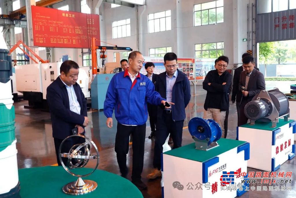 接着参观了科技文化中心的方圆集团发展历史图片展览，随后参观了集团的主要生产分厂。参观过程中，各位来宾详细了解了企业的发展历程、核心技术、产品优势，对方圆集团在工业领域的成就和创新精神表示赞赏。