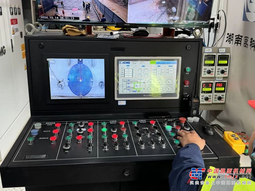 	为解决干岩石地层粘泥导致的刀盘堵塞、设备排泥不畅等问题，徐工技术人员结合当地地质条件，在顶进设备中创新性研发了直排功能，有效应对复杂地质条件，确保项目高效如期完工。