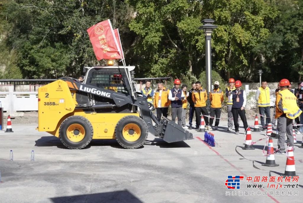本次比赛以“职能比武展风采·以赛提技保畅通”为主题，竞赛项目涵盖公路养护、机械操作、隧道检测、公文写作等，考察选手装载机、挖掘机、滑移装载机操作技巧，以及沥青路面坑槽修补以及隧道机电设备接地电阻等技能，全面展示新时代阿坝公路技能人才新风采。比赛中，柳工成套设备凭借灵敏的操作性、出色的可靠性，助力现场选手全力发挥最佳水平。