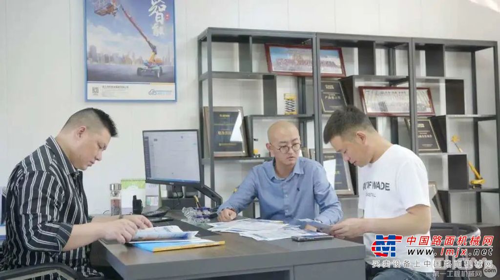 	“三人行，必有我师焉。”这不仅是孔夫子的智慧，更是南通宏成三位掌门人合作共赢的真实写照。他们相互学习，相互补充，将各自的智慧和力量汇聚成一股强大的合力，共同面对风险，共同承担责任，共同分享成果，帮助南通宏成在大浪淘沙的激烈竞争中发展12年之久，并且成为了南通地区规模最大的高机租赁商：拥有剪叉设备600余台，臂车近百台，设备总值约8000万元。那么到底是什么样的理念支撑他们互相如此信赖又无比默契呢？
