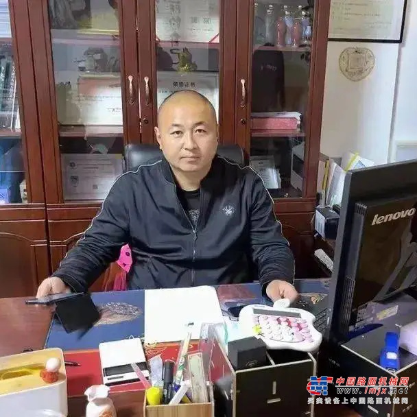 	为持续关注一线操作手动态，全面了解他们的生存状况，山东临工与慧聪工程机械网携手于2023年发起《工程机械好司机首份生存状况调研报告》。通过关注操作手的生存状态，支持他们的职业发展，技能提升，以及创新创业活动。尤其在改善操作手生活状况和职业发展规划上，山东临工始终坚持探索有效的解决策略，推动个人事业以及行业向更好的方向发展。