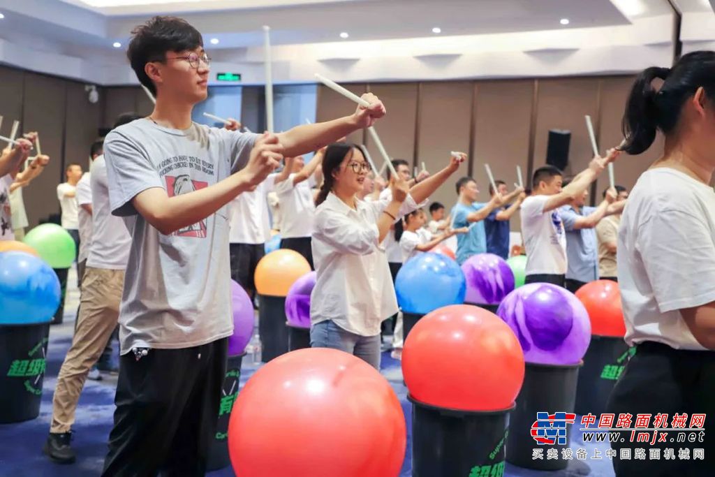 何谓“幸福”？低头有坚定的脚步抬头有清晰的远方回头有一路的故事