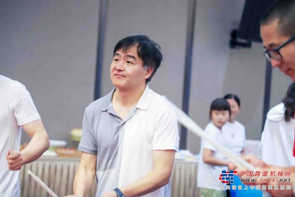2023年加入传动的大学生，去年到今年，在公司的很多活动中，总能看到他的身影，只要他参加的活动，他总是全情参与、尽心尽力。这，就是青春该有的样子。江涛，人生最好的贵人就是努力的自己，相信你，你的未来一定绚烂多彩。