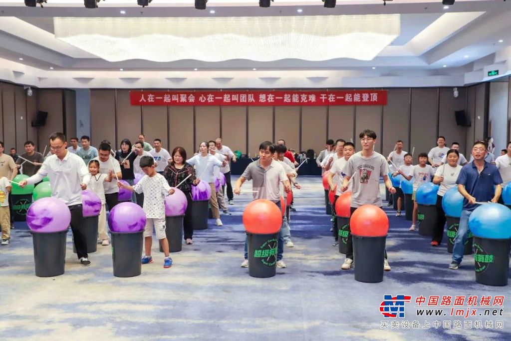 	团队成员临时决定送她一个大大的惊喜