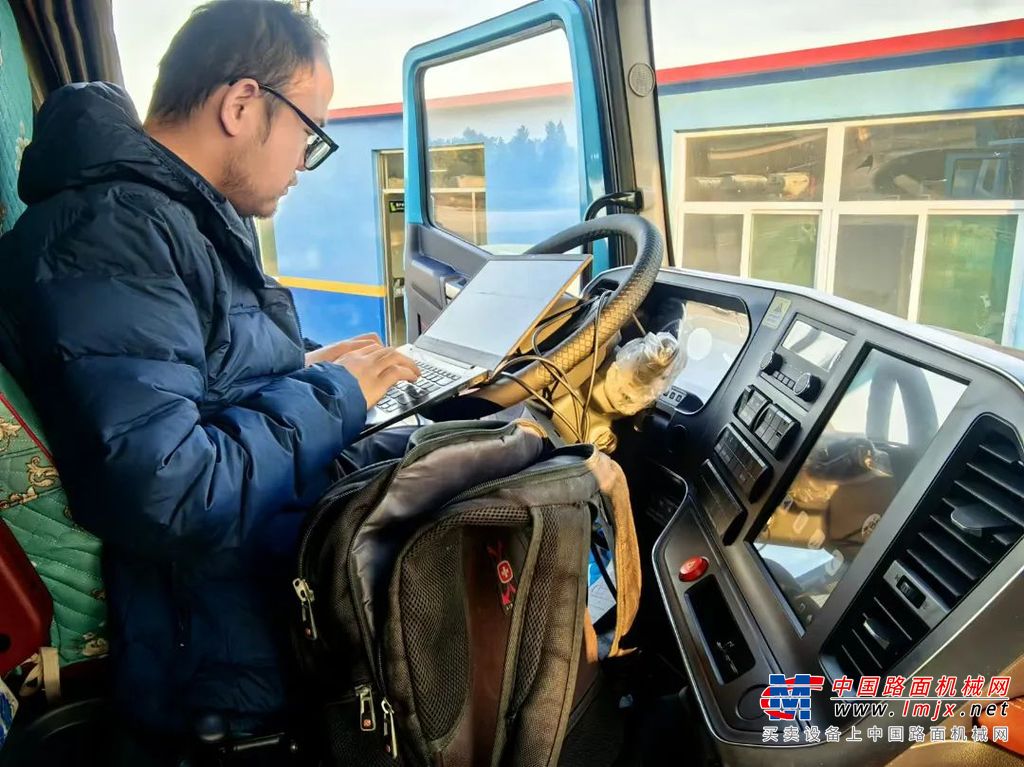 如今，首批交付的电动重卡行驶里程已突破50万km，性能稳定跑赢三个冬季，创造了无大修记录，高可靠性超越了行业对于新能源重卡的品质想象。