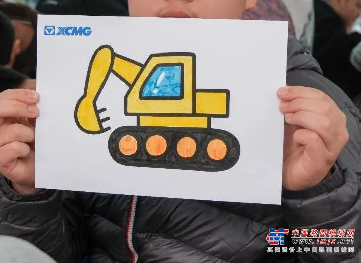 “瞧！挖掘机装上‘钻头’，突突突地打石头，简直无敌！”生动有趣的视频、现场挖机演示，悄然打开了孩子们对工程机械世界的好奇之门！