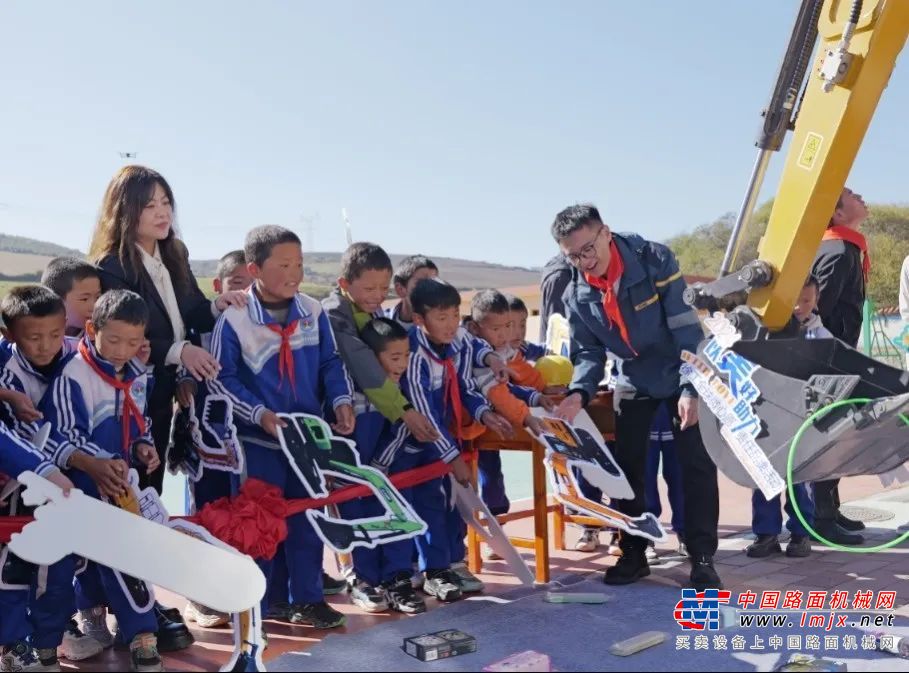 设备展演 惊呆小朋友	“哇，徐工好厉害！”在印尼雅加达，一排排挖掘机、起重机准备好接受小朋友的“检阅”。精彩绝伦的设备展演，参观重型设备、趣味有奖知识问答，让工程机械的种子已然在孩子们心中生根发芽。