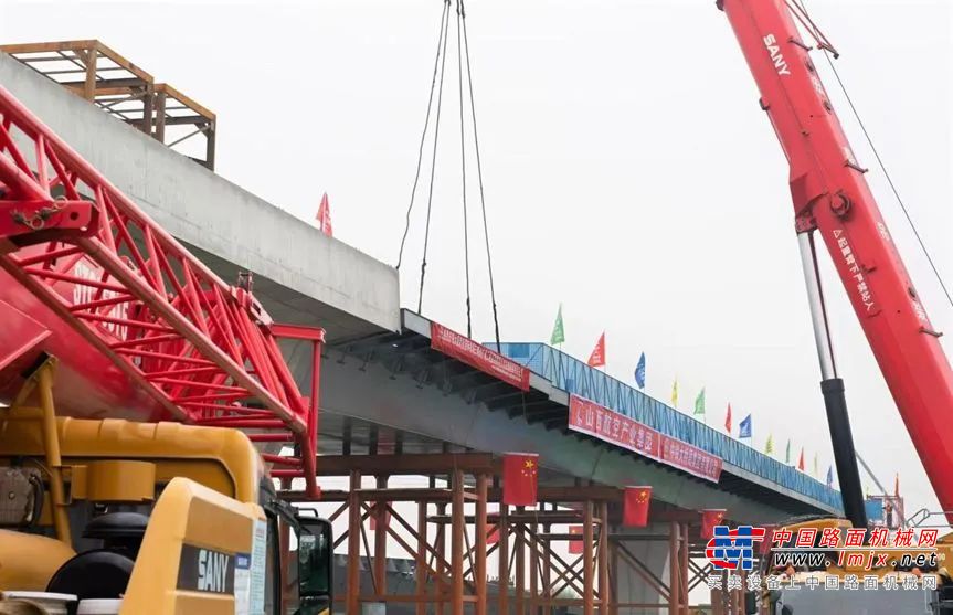 	10月份全国工程机械综合开工率52.08%，总工作时长连续5个月（6-10月）持续增长，累计增长幅度为20.19%，仅10月份环比增长就达到11.79%。10月份综合开工率排名前十的省份分别是：安徽、湖北、江西、浙江、海南、吉林、北京、河南、河北、福建。28个省份当月开工率实现环比增长，安徽、河南、湖北、辽宁、山东和山西六个省份开工率连续4个月上升。