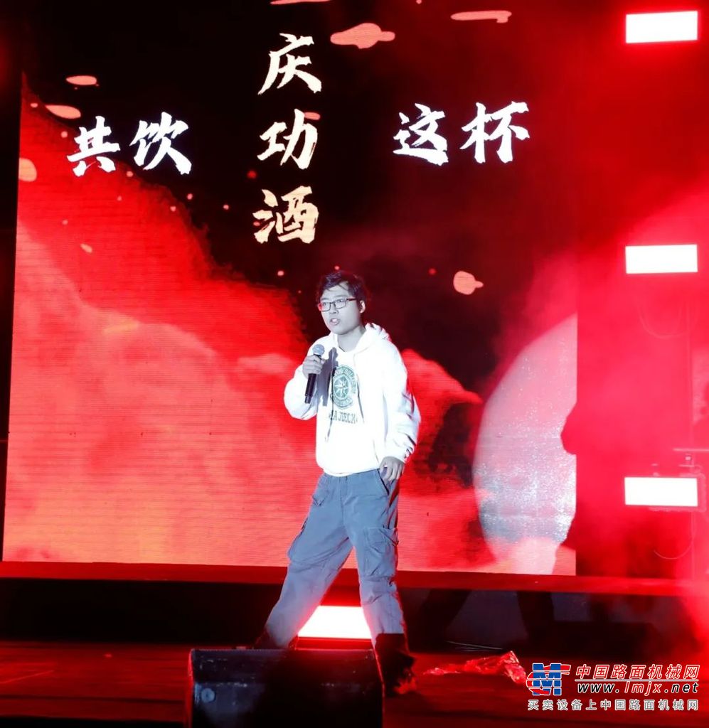 	《乡音乡情》《如愿》《我爱你中国》等歌曲则深情表达了临工人爱国爱厂、以厂为家的浓浓家国情怀。