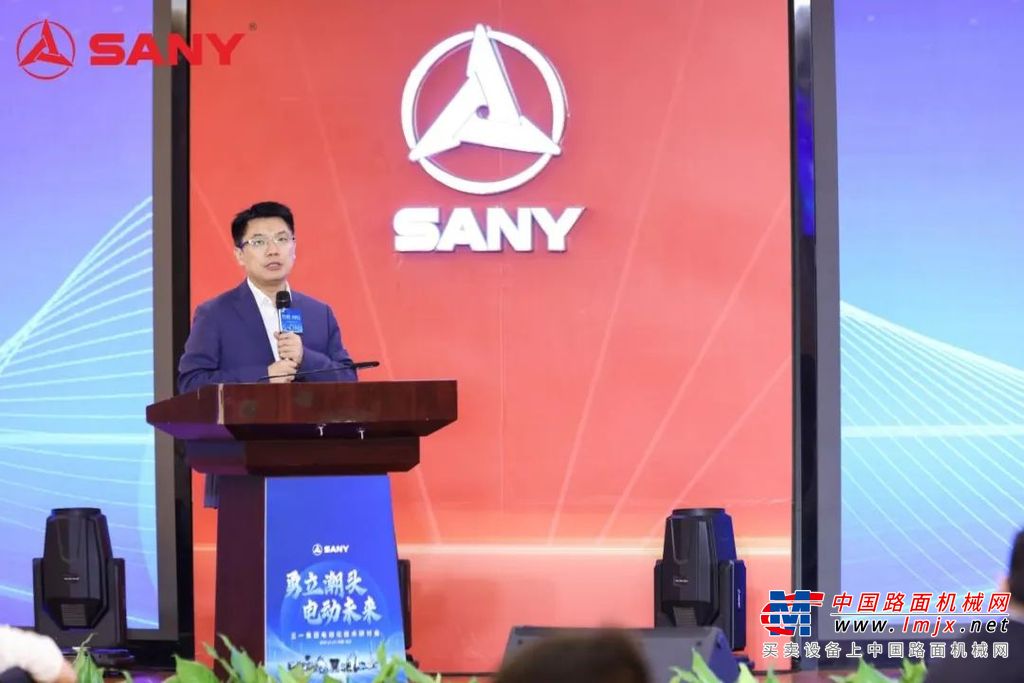 她强调，破局的关键在于研发人员要发挥核心作用，通过借鉴集团内外产品开发优秀经验、与供应商联合技术创新等方法，保持产品技术和成本的双重领先。希望大家积极参与，共同推进公司电动化事业的进一步发展。