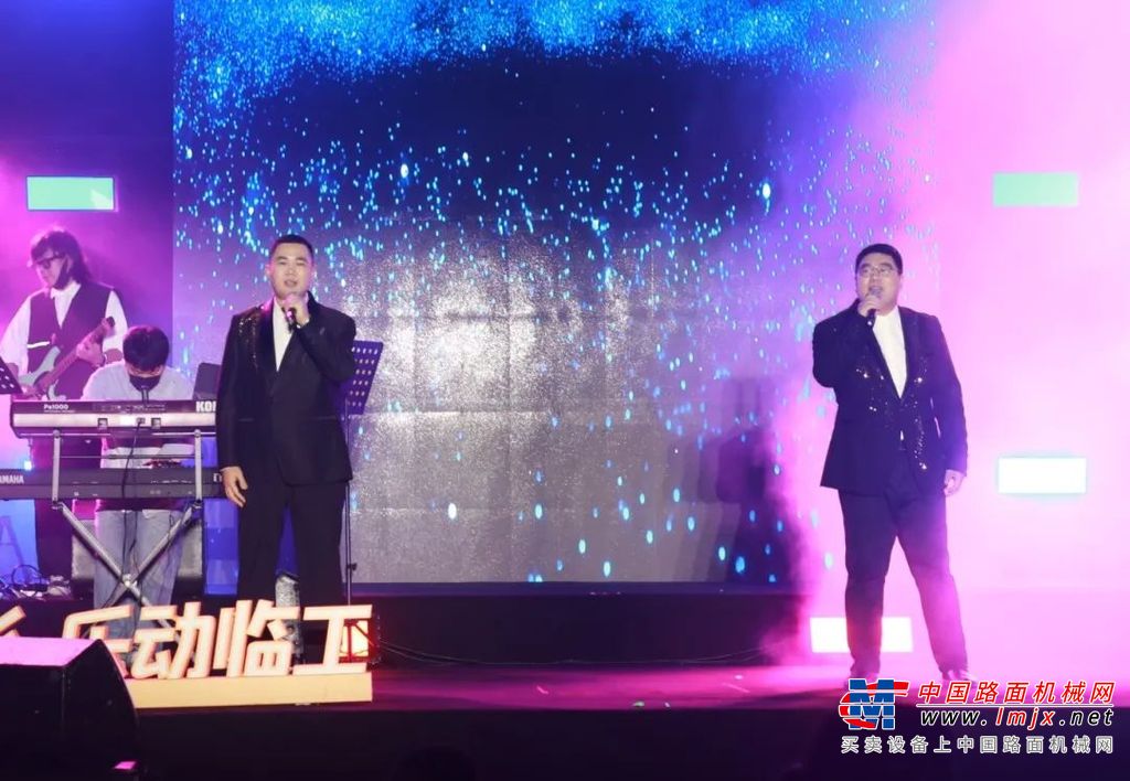	应邀参演的summer乐队带来的《都选C》《离别开出花》《想去海边》《你的太阳》等流行金曲，搭配炫彩夺目的灯光秀，更是为观众带来了极致的视听享受；