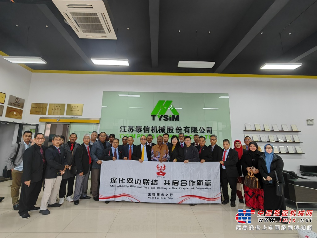 	在对接会期间，双方企业家就多个领域进行了深入的贸易对接，包括新能源相关设备、食品进出口贸易、残疾人士医疗辅助器材、城市废弃物处理和基建项目设施等。江苏泰信机械股份有限公司（以下简称“泰信机械”）作为无锡市的一家领先桩工机械制造企业，受到了马来西亚商务团的高度关注。泰信机械董事长辛鹏不仅参与了对接会的洽谈，还作为无锡市跨境电商中小企业商会副会长上台介绍了商会的最新发展情况和未来规划。
