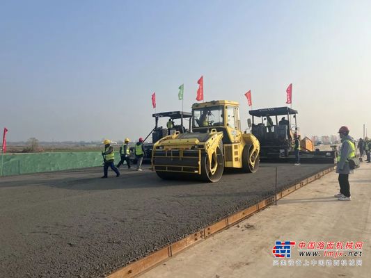 中交西筑路面工程分公司参建齐临项目顺利完成水稳底基层试验段摊铺 