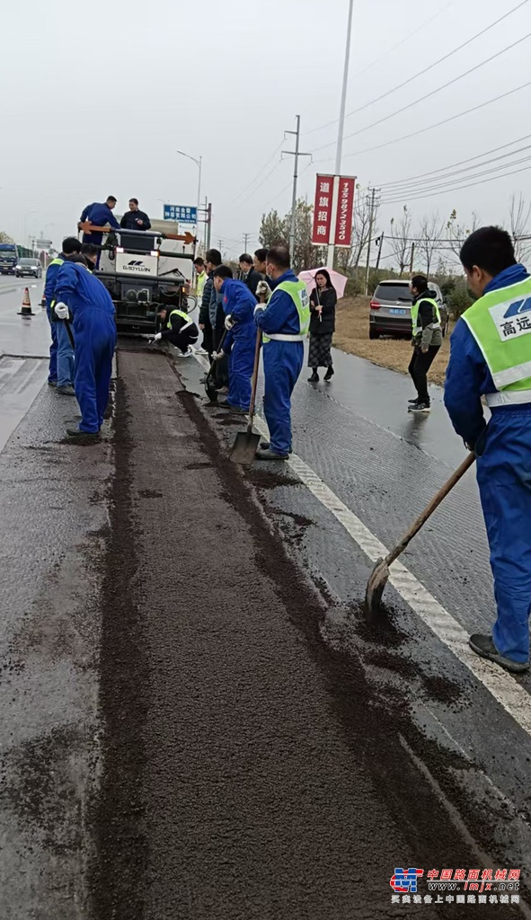 高远路业4㎝改性铺装层低温高湿实验路段