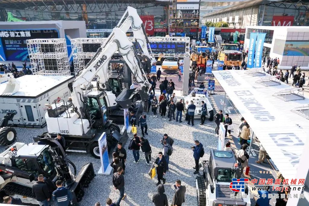 bauma CHINA 2024，徐工携110款主机、73款零部件、7个施工场景+流浪地球IP场景以及“数智空间站”参展，涵盖土方机械、矿山机械、起重机械等9大产业板块，全方位展示“高端化、智能化、绿色化、服务化、国际化”转型最新成果。