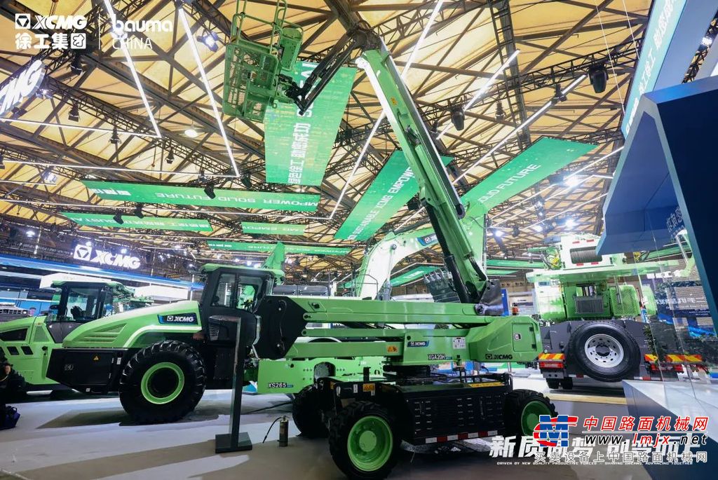 走进徐工展区，蕴含智慧的徐工高空作业机械新品组成“装甲军团”华彩亮相，向业内外人士展示着机械之美、智慧之美、灵动之美。