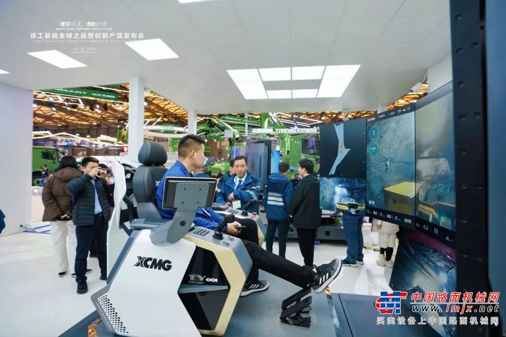 左右滑动查看更多	其中包括全球之最-最大吨位徐工XR2600F旋挖钻机、电驱水平定向钻机徐工XZE16000，国内最大孔径潜孔钻机徐工XQZ229；也有引领行业绿色发展趋势的新能源产品-徐工XTC150G双轮铣槽机。地下非煤矿山开采展示掘、锚、采、装、运全工序施工方案，包括徐工XUD235C矿用液压掘进钻车、徐工XUB135矿用液压锚杆钻车、徐工XUM135矿用液压采矿钻车、徐工XUL514地下内燃铲运机以及国内首台45t地下运矿车徐工XUT545。