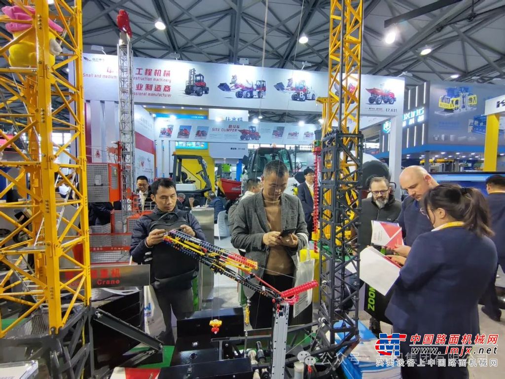 多年以来，方圆集团放眼国际市场，持续推进技术创新、产品优化，促进产品向着智能化、人性化、绿色化方向不懈迈进，顺应行业发展潮流，在细分市场、专业化领域深耕精进，突出专业化、精细化、特色化、创新型的优势。在此基础上，加强国际贸易，拓展营销领域，容身“一带一路”大潮，积极参与国际著名展会，扩大对外影响，推动系列主导产品阔步迈向国际市场。
