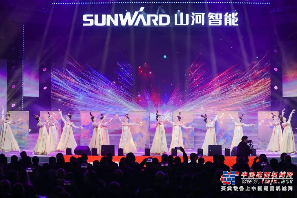 ▲ 何清华为新晋十年老员工授勋