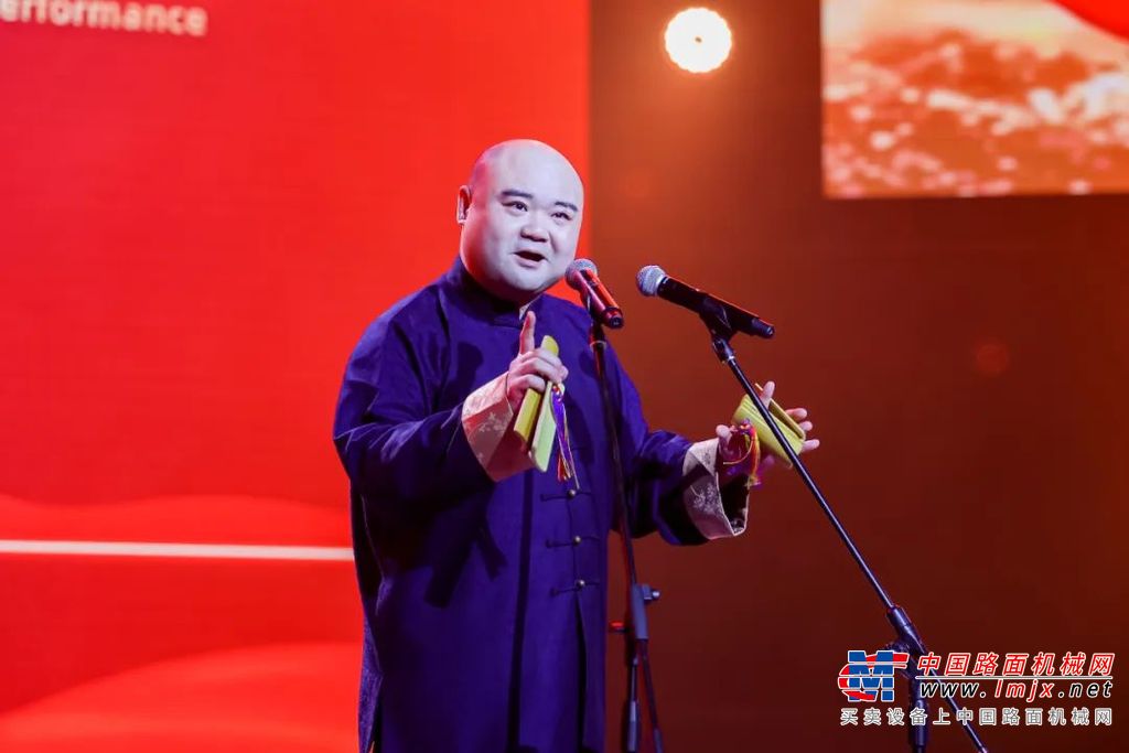 	文艺晚会在欢快的开场曲《踏歌起舞》中拉开序幕，山河智能、湖南民盟艺术团选送了13个各具特色、精彩纷呈的节目，为大家呈现了一场美轮美奂、多姿多彩的视听文化盛宴。