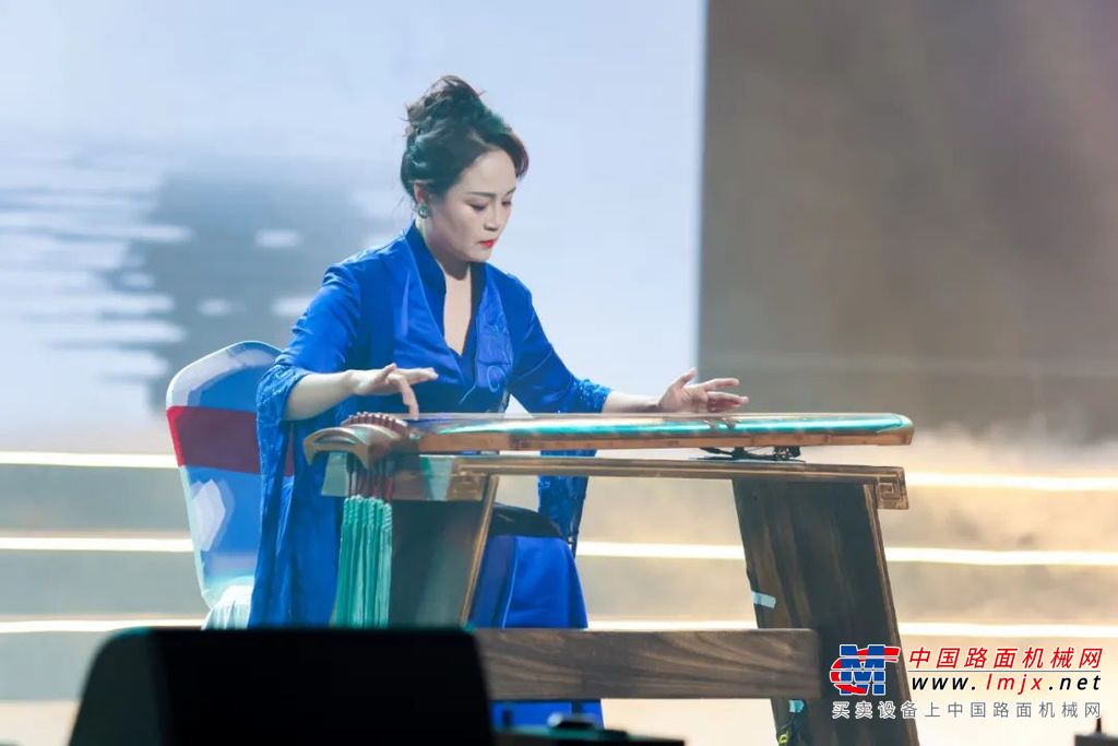 	山河智能瑜伽协会带来中国风服装秀《华裳映山河》，巧妙融合企业文化与国风时尚，尽显企业独特的魅力与风采。