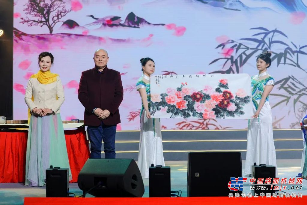 	青年男高音歌唱家、国家二级演员张映龙，国家级非物质文化遗产项目代表性传承人张明松等带来5首湖南民歌联唱，以醇厚浓郁的湖湘音韵，唱出了湖湘大地的风土人情。