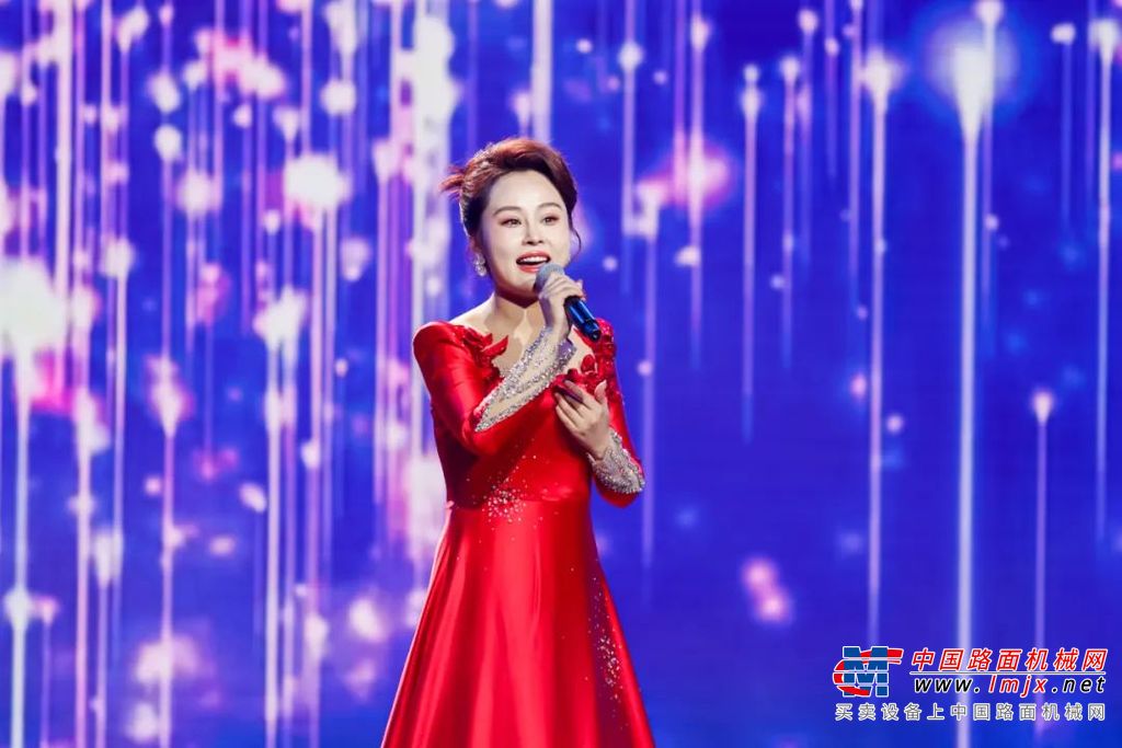 	湖南省杂技艺术剧院带来杂技《快乐兄弟》，既时尚新潮又富有鲜明民族特色，高超技艺更是引得观众阵阵惊呼。
