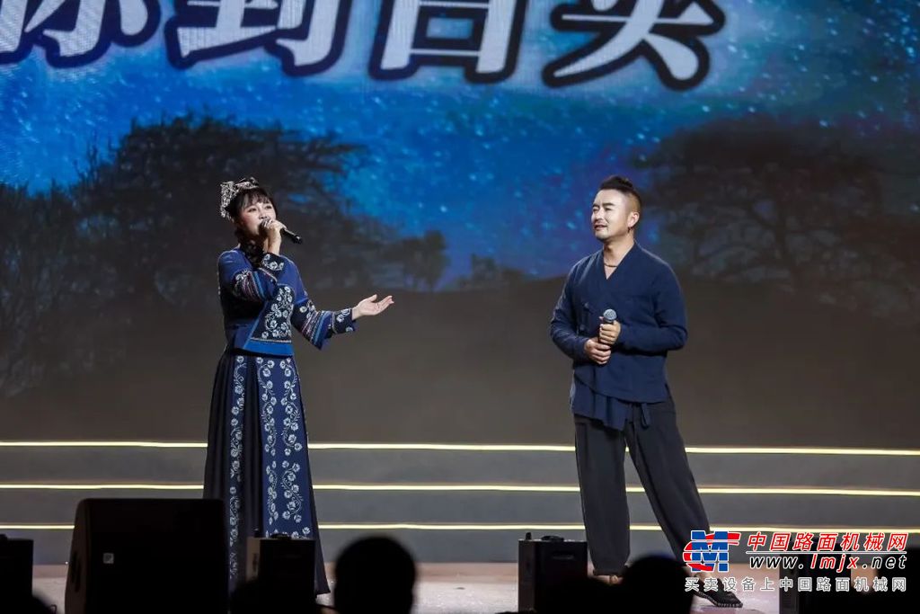 	民乐与书画《雅韵墨香》中，湖南民盟书画院院长张志挥毫题词，湖南民盟书画院副院长欧阳慧龄生花妙笔，以丹青墨韵、满怀诗意祝贺山河智能事业蓬勃、永葆生机。