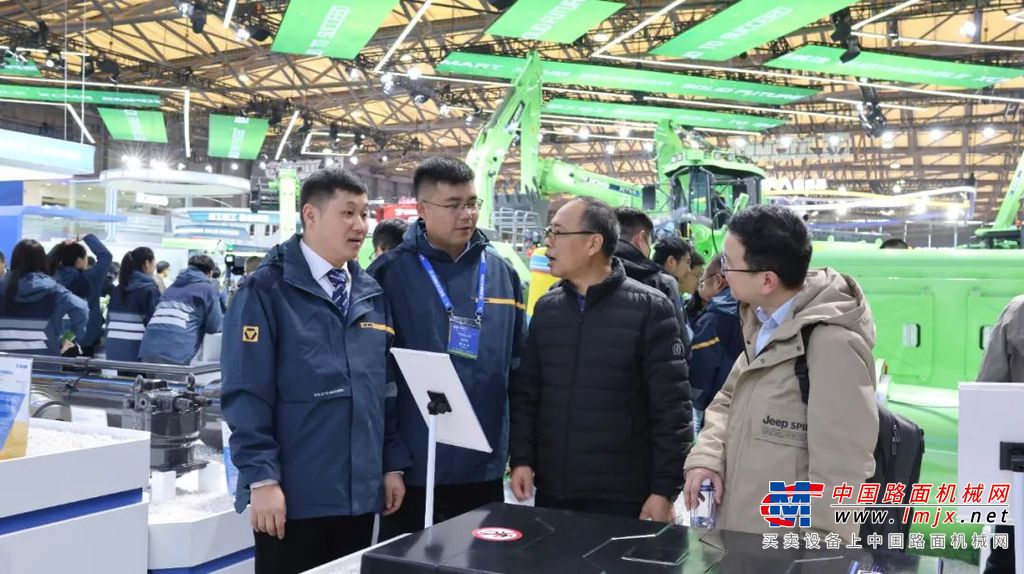 人工智能、物联网的发展使万物互联成为可能。徐工叉车专注智能化、绿色化、无人化发展方向，先后重磅推出多系列电动叉车及AGV产品，自主自研智能车队管理系统、BMS 电池管理系统及三电系统等核心零部件，实现了从单一产品到成套化智能物流解决方案快速转变。