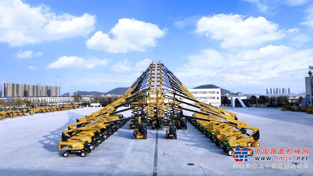 荣耀背后，是徐工消防积极践行“五化”转型升级战略，坚定“实干”信念，坚守“赋能”理念，坚持“创新引领和客户需求”双轴驱动执念的千锤百炼；是徐工消防在“智改数转网联”战略解码的引领下，打造产品全生命周期价值典范，助力全球合作伙伴高质量发展，保持行业优势地位的使命担当 。