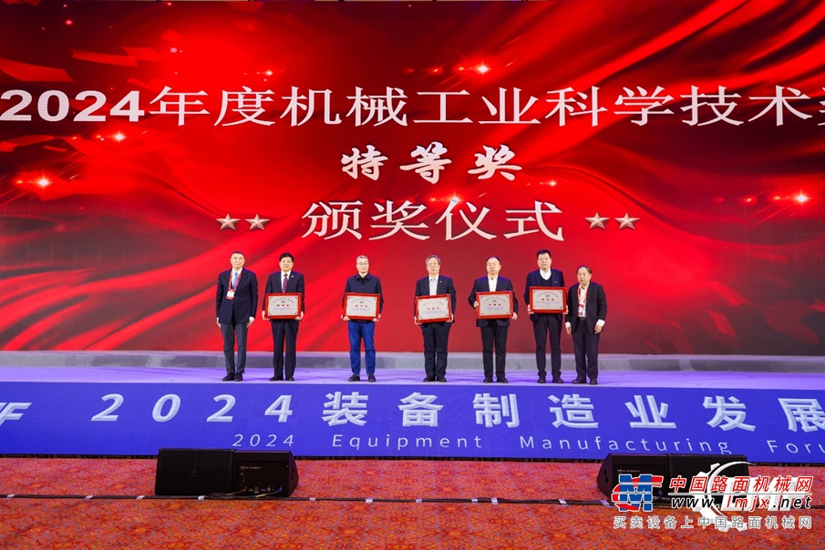 	在中国机械工业精神指引下，作为最早走出国门的中国工程机械品牌，徐工始终将“开放包容、协作共赢”作为推动企业高质量发展的必由之路。历经30多年的探索实践，走出了一条艰难曲折、但又坚定不移的国际化之路，由最初产品出口的“走出去”阶段，进入到深耕本地化的“走进去”阶段，再到加速向“走上去”阶段迈进，在全球化发展的道路上持续攀登跃进。